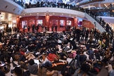 Grupo de manifestantes se deita em shopping de Londres para apoiar os protestos contra morte de negros por policiais brancos dos EUA (Foto: LEON NEAL/AFP)