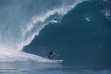 Scooby surfa tubo em dia ondas pesadas no North Shore de Oahu (Foto: Fred Pompermayer)