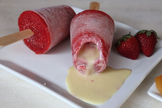 Paleta mexicana de morango com recheio de leite condensado