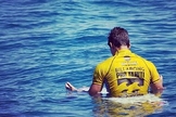 "Eu só quero agradecer a Deus", diz Gabriel Medina ao vencer o Circuito Mundial de Surfe (WCT)