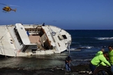 Funcionários do Departamento de Terras e Recursos Naturais do Hawaii (DLNR) trabalham junto a companhias de seguros para remover destroços já encontrados do Hawaii Aloha.