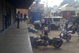 Polícia estacionada em frente à loja de sapatos, em Valle de la Pascua (Venezuela)