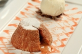 Petit gâteau de goiabada com sorvete de queijo mascarpone