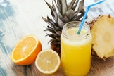 Refresco de laranja e abacaxi