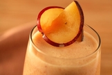 Suco de laranja com banana e ameixa fresca