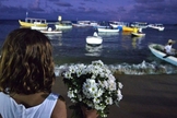 Menina entrega flores como oferenda para Iemanjá, ícone do candomblé. (Foto: Max Haack/Ag. Haack)