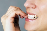roer unhas pode entortar os dentes