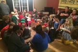 Em Dover (DEL), uma dúzia de famílias se encontra para uma reunião em uma casa. Cada um traz algo para comer / beber, seja um prato para o jantar ou também um tema para ser debatido no culto