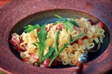 Macarrão com requeijão, tomate e bacon