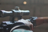 Na internet, um vídeo do Estado Islâmico (EI) mostra uma série de assassinatos cometidos por um atirador de elite, no leste da Síria.