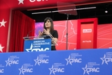 Nagmeh Abedini fala sobre liberdade religiosa durante um discurso na Conferência de Ação Política Conservadora, um encontro anual dos conservadores de todo o país, próximo a Washington, DC