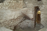 A casa foi parcialmente construída com paredes de argamassa e pedra, apoiada numa encosta rochosa.