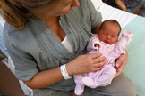 Melanie Chubb segura a filha de 4 dias de idade, Sofia, na maternidade do Hospital Hinchingbrooke em Huntingdon, Inglaterra.