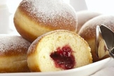 Bolinhos recheados com geleia para o lanche da tarde