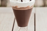 Chocolate gelado com chantilly