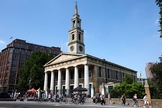 Dezenas de muçulmanos participaram do evento "Mesquita Inclusiva", realizada na igreja de São João, em Londres. 
