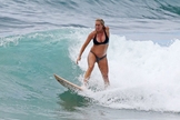 Bethany Hamilton em cima da prancha essa semana no Havaí, ao sexto mes de gravidez.