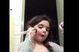 Danna, de 5 anos, fazendo maquiagem de Elsa, do filme Frozen