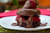 Bolo de chocolate de caneca com morango