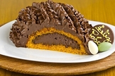 Bolo de cenoura no ovo de Páscoa