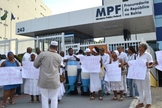 Trajando roupas de rituais, líderes do candomblé estiveram em frente ao Ministério Público Federal da Bahia. (Tribuna da Bahia/ Romildo de Jesus)