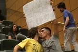 Homossexuais se beijam em protesto contra Eduardo Cunha