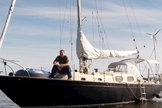 Velejador americano Louis Jordan em seu barco. (Divulgação/ Frank Jordan)