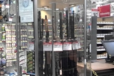 Armas de alta capacidade expostas a venda, em uma unidade do Walmart.