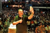 O pastor Junior Santos idealizou o "Culto Selfie", a fim de atrair os jovens.