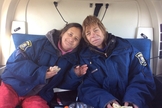 Lee Wright, de 56 anos e Leslie Roy, de 52 anos, ficaram presas na caminhonete em uma estrada estreita, na neve.