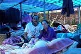 Everson Gonçalves Santos, de 45 anos vive com a esposa Daniela Moura Santos, de 39, e a filha Laura Santos, de 6 anos em uma tenda, com outras famílias, nas ruas de Catmandu (Nepal)