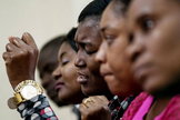Haitianos oram em culto evangélico na igreja Assembleia de Deus, no bairro do Glicério, capital de São Paulo.