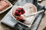 Bolo brownie com calda de frutas vermelhas