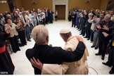 Papa Francisco abraça o pastor Giovanni Traettino, durante o encontro no Vaticano. (Foto: Rádio Vaticano)