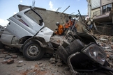 Militares das Forças do Nepal analisam destroços de prédio no centro de Katmandu