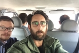 Gabriel Chaim ao lado de um dos fotógrafos que também foi preso com ele