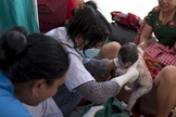 Maya Tamang deu à luz uma menina do lado de fora de um Hospital, poucas horas depois do novo tremor no Nepal. (Athit Perawongmetha/ Reuters)