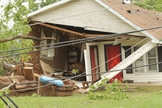 Casa assolada por uma série de tornados que atingiu os Estados das Grandes Planícies nesta segunda-feira (11).