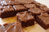 Brownies de chocolate com cobertura