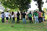 Grupo faz oração em frente a escola de Manaus onde é realizada prova da OAB. ( Suelen Gonçalves/G1AM)
