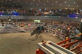 O Pastor Lawrence Bishop II construiu uma arena dentro da Solid Rock Church em Monroe, Ohio.