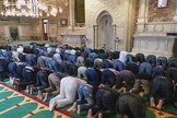 Homens muçulmanos participaram das orações de sexta na mesquita "convertida". (AP Photo/Luigi Costantini)