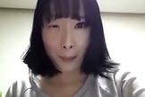 Coreana com metade do rosto maquiado