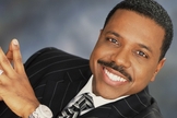 O famoso pastor americano Creflo Dollar iniciou uma campanha de arrecadação para comprar um jatinho para o ministério.