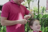 Pais inventam penteados em vídeo promovido por marca de acessórios de cabelo