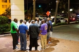 Grupo se reúne para orar após tiroteio em igreja. (David Goldman/AP)