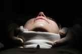 Mulher durante cirurgia plástica em uma clínica de Budapeste, Hungria, em março de 2012.