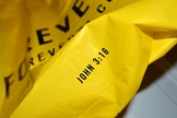 Na sacola amarela da Forever 21 é impresso o texto "John 3:16", em inglês, que significa João 3:16.