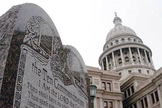 A governadora Mary Fallin afirmou que o monumento não será retirado enquanto o recurso apresentado pelo governo estadual estiver em decorrência.