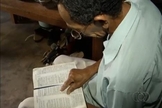 Um único livro que consegue despertar a leitura do idoso: a Bíblia. (TV Anhanguera)